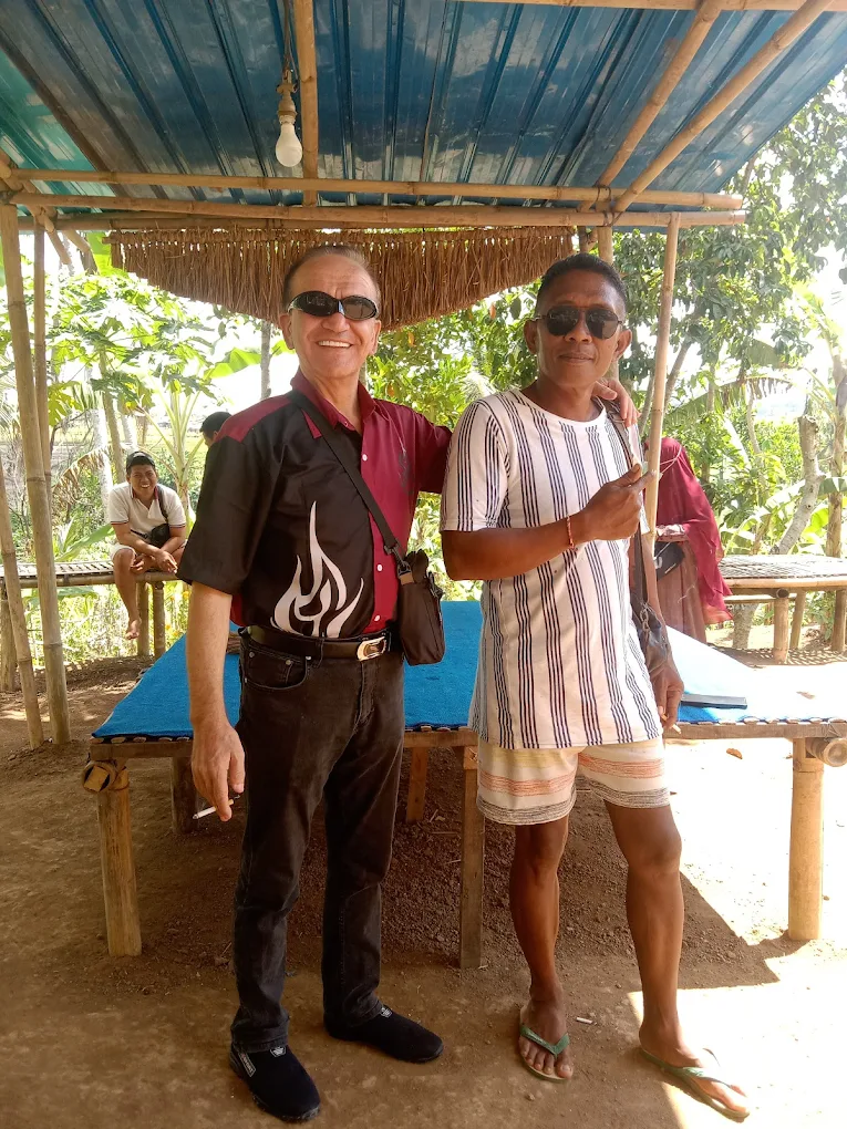 Foto Acong Swing Punggul – Ayunan Instagramable dengan Panorama Sawah & Tebing Alam
