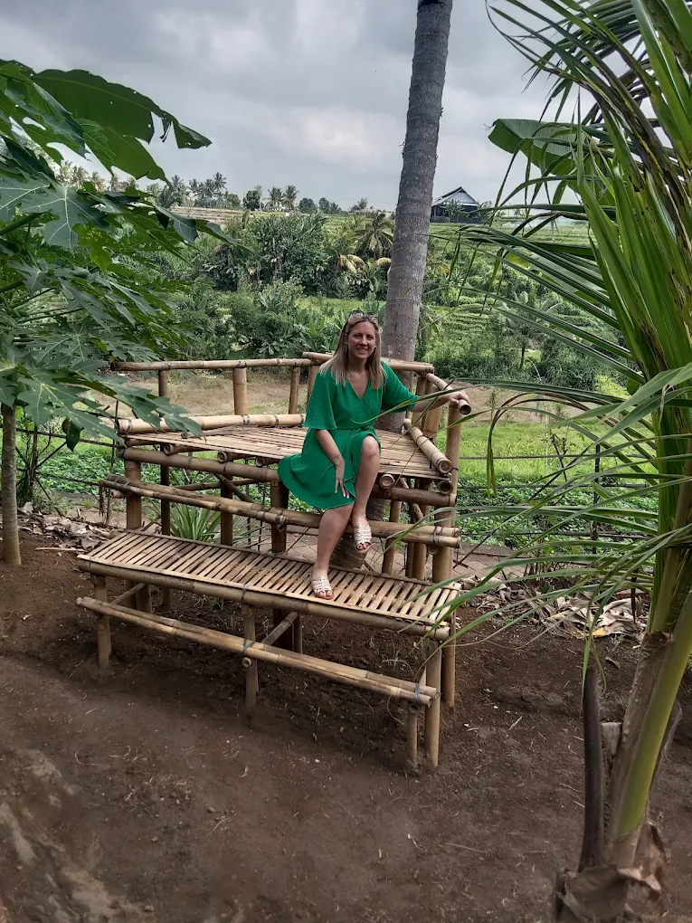 Foto Acong Swing Punggul – Ayunan Instagramable dengan Panorama Sawah & Tebing Alam