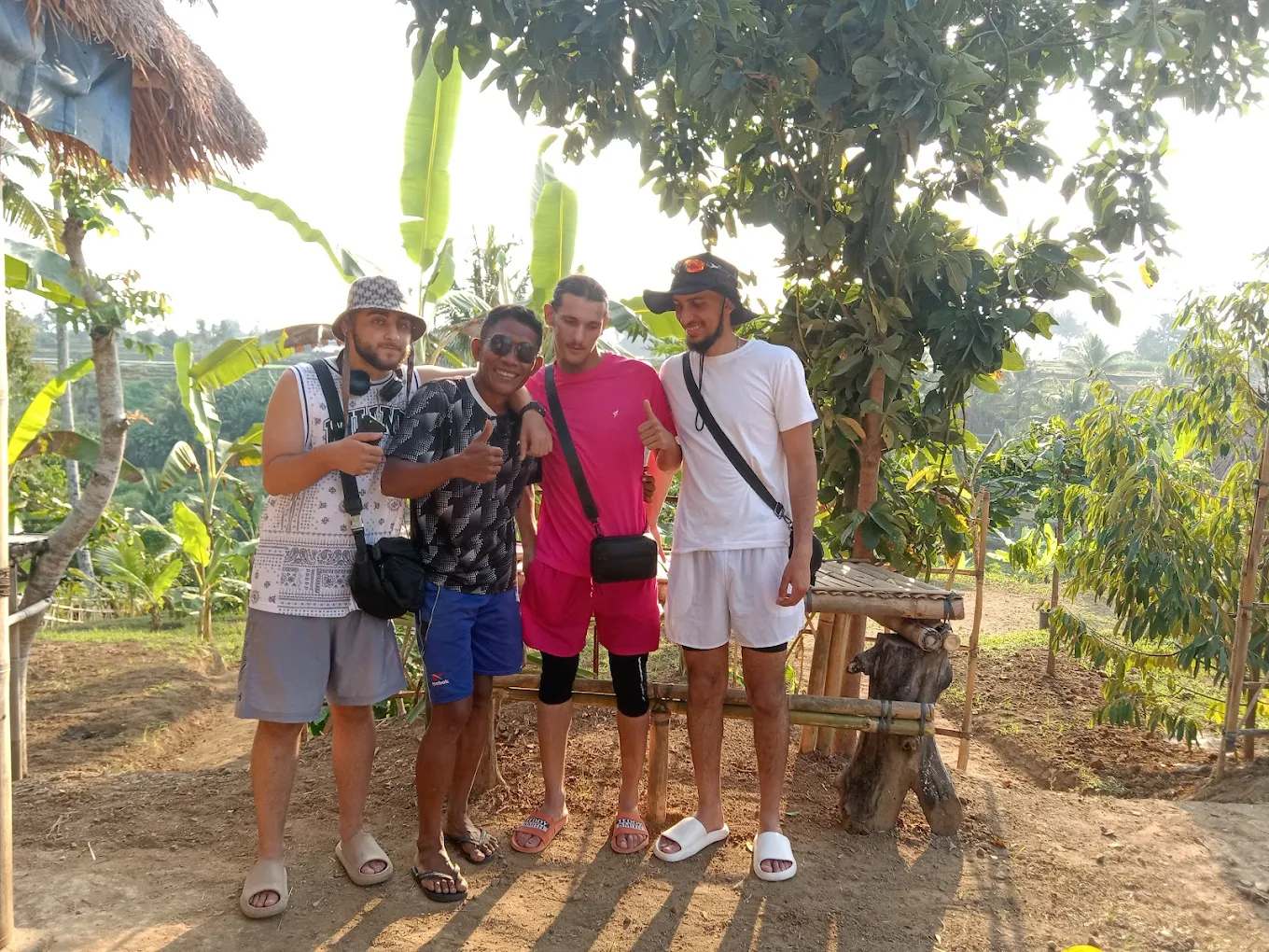 Foto Acong Swing Punggul – Ayunan Instagramable dengan Panorama Sawah & Tebing Alam